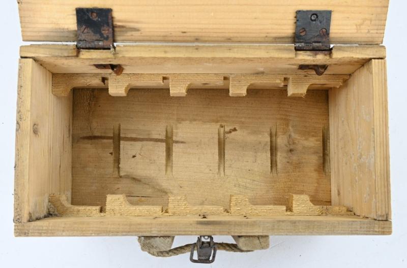 German WH Entlastungzunder 44 Ammunition Box