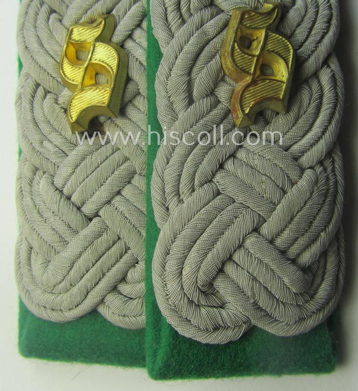 'Virtually mint' pair of WH (Heeres) 'cyphered', officers'-type shoulderboards: 'Major der Jäger- o. Gebirgsjäger-Trpn. u. Mitglied einer Gebirgjägerschule'