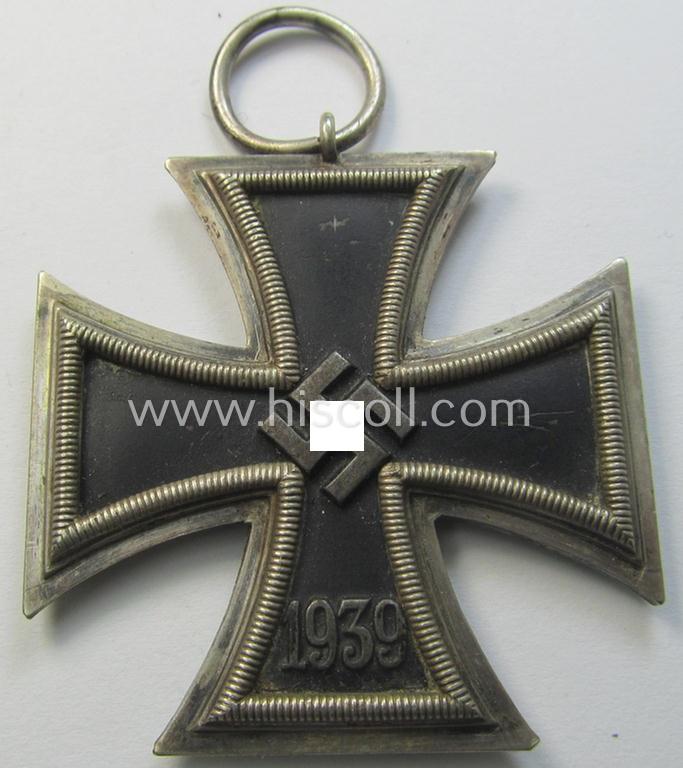 Moderately used, 'Eisernes Kreuz II. Klasse' being a non-maker-marked example that comes together with its original- and once-mounted ribbon (ie. 'Bandabschnitt') as was produced by a (by me) unidentified maker (ie. 'Hersteller')