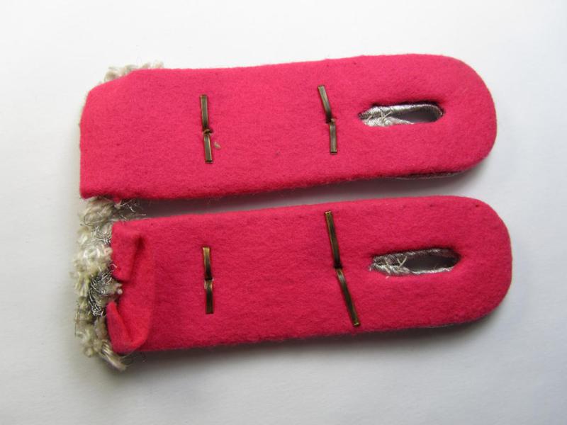 Fully matching - and actually scarcely encountered! - pair of WH (Luftwaffe) officers'-pattern shoulderboards (ie. 'Schulterstücke') as intended for usage by a: 'Flieger-Hauptingenieur' (being a rank similar to: 'Hauptmann')