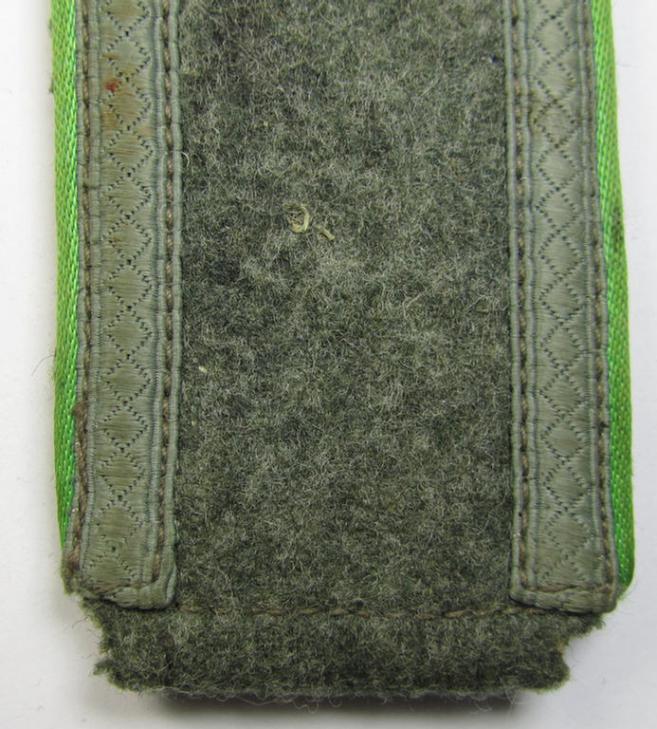 Single - but nevertheless scarcely found! - WH (Heeres) IMO mid-war period- (ie. 'M43'-pattern-) NCO-type shoulderstrap as was intended for usage by an: 'Unteroffizier der Panzer-Grenadier-Truppen'
