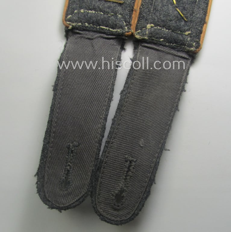 Fully matching - and neatly 'cyphered'! - pair of WH (Luftwaffe) NCO-type shoulderstraps as piped in the light-brown-coloured branchcolour as intended for a: 'Feldwebel der Nachrichten-Trpn. u. Mitglied einer Nachrichtenschule'