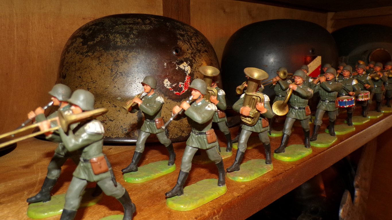Exceptional 27-Piece Elastolin WWII Whermacht Band