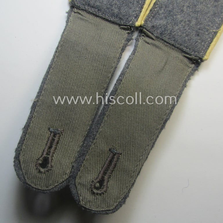 Superb pair of WH (Luftwaffe) white-piped, so-called: 'Hermann Göring'-division, EM-type shoulderstraps: 'Soldat u. Mitglied der Hermann Göring Division'
