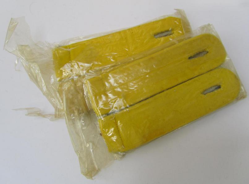 Very nice - and/or fully matching! - pair of WH (Heeres) officers'-type shoulder- boards, as intended for a: 'Leutnant der Nachrichten-Tpn.', that comes still packed in its 'Cellophan'-based wrapping-paper - very nice (ie. mint-/unissued-) condition!