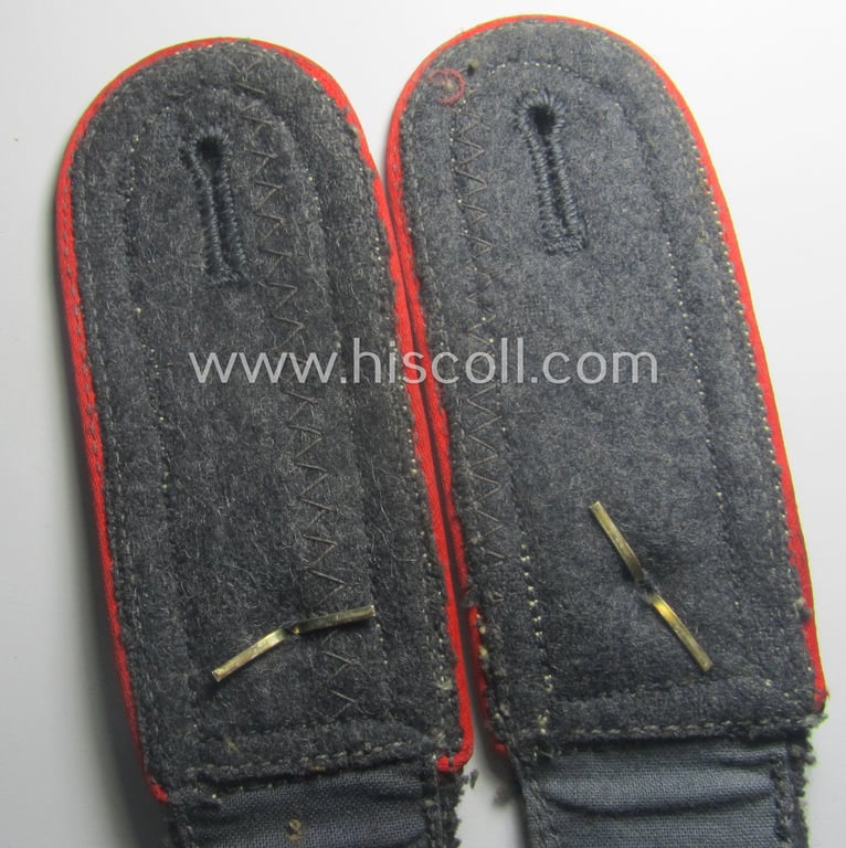 Neat - and/or fully matching! - pair of WH (Luftwaffe) NCO-type shoulderstraps as piped in the bright-red branchcolour as was intended for a: 'Wachtmeister o. Feldwebel der Flak-Art.-Trpn.'