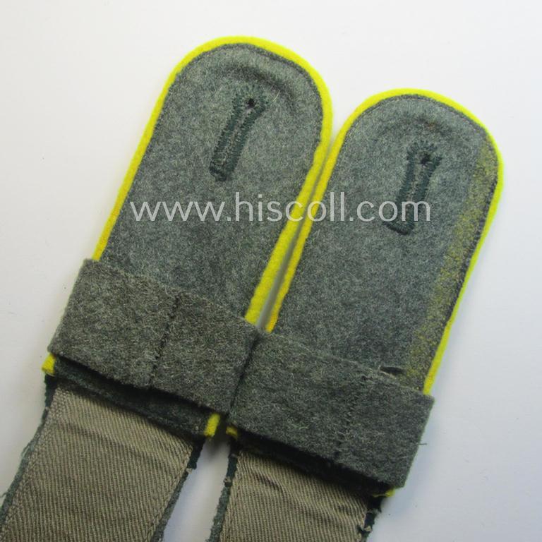 Pair of WH (Heeres) 'M40'-pattern, EM-type shoulderstraps that came with its accompanying 'Überschube'-pair: 'Soldat des Infanterie-Divisions-Nachrichten-Abtlgs. 34'