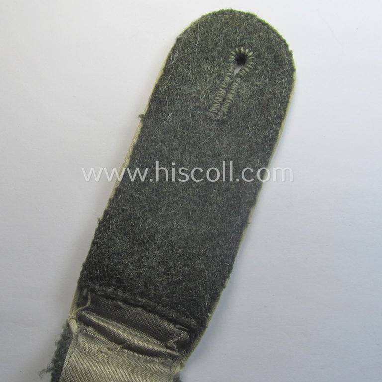 Single - albeit nevertheless rarely seen! - WH (Heeres) NCO-type, 'M41- (ie. 43'-) pattern- and neaty 'cyphered' shoulderstrap as was intended for usage by a: 'Soldat der Inf.-Truppen u. Mitglied der Unteroffiziersschule Ettlingen'
