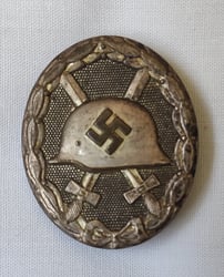 'Verwundeten-Abzeichen in Silber' being a non maker marked...
