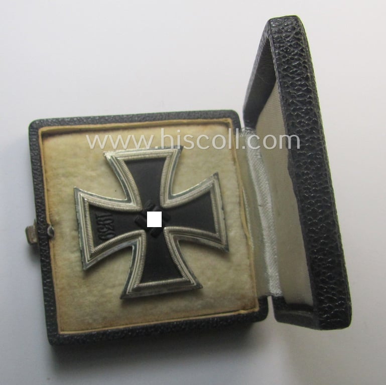 Superb, 'Eisernes Kreuz 1. Klasse' (ie. Iron Cross 1st class) being an (I deem) mid-war-period produced- and '26'-marked (ie. by: 'B.H. Mayer's Kunstprägeanstalt'-produced) example and that comes complete in its specific etui