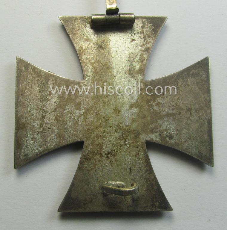 'Eisernes Kreuz 1. Klasse' (or: Iron Cross 1st class) being a (typical) non-marker-marked example by the maker: 'B.H. Mayer's Kunstprägeanstalt' and that comes in its original etui as issued- and /or moderately used