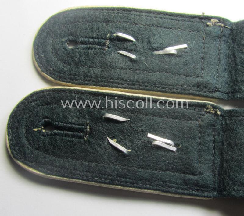 Pair of neatly 'cyphered', so-called: 'M40'-pattern', WH (Heeres) NCO-type shoulderstraps as was specifically intended for an: 'Unterfeldwebel des Maschinengewehr-Abtgs. 7'