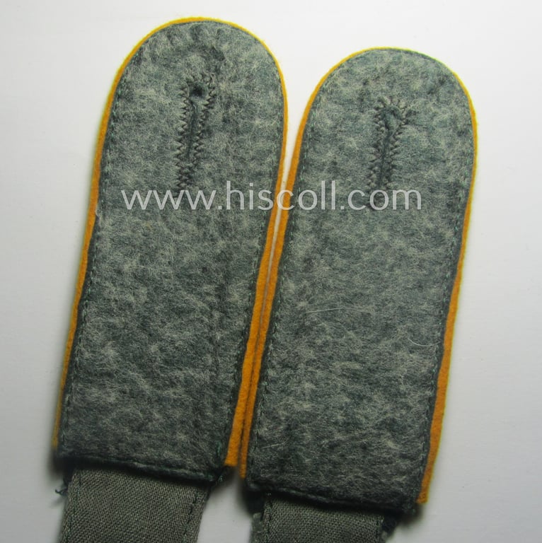 Pair of WH (Heeres) early-war-period- (ie. 'M40'-pattern), EM-type shoulderstraps as was intended for a: 'Soldat eines Kavallerie- o. Reiter-Rgts.'