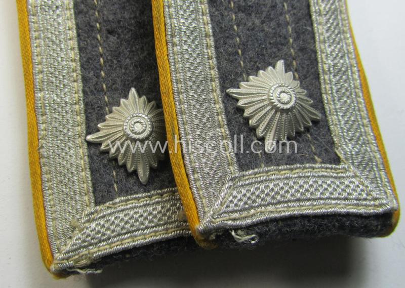 Superb - and fully matching! - pair of later-war-period, so-called: 'M44'-pattern, simplified WH (Luftwaffe) NCO-type shoulderstraps as was intended for usage by a: 'Feldwebel der Flieger o. Fallschirm-Truppen'
