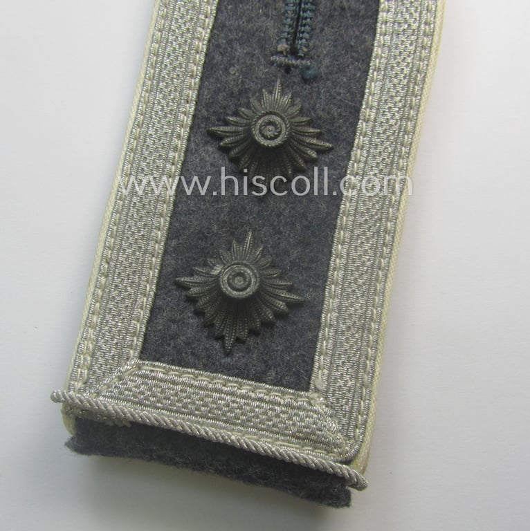 Attractive - albeit regrettably single! - WH (Luftwaffe) NCO-type shoulderstrap as piped in the desirable white-coloured branchcolour as was intended for an: 'Oberfeldwebel u. Offz.-Anwärter der Hermann Göring-Div.'