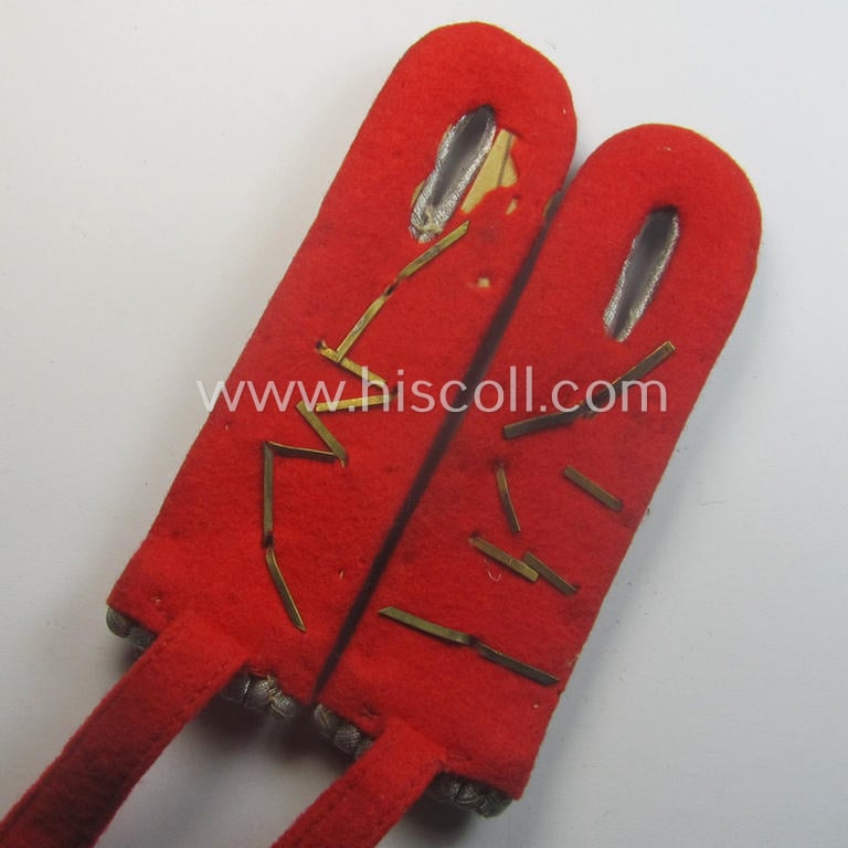 Fully matching - and actually scarcely encountered! - pair of WH (Heeres) neatly 'cyphered'- (and bright-red-piped!) officers'-pattern shoulderboards as specifically intended for a: 'Hauptmann u. Waffenoffizier der Artillerie-Trpn.'