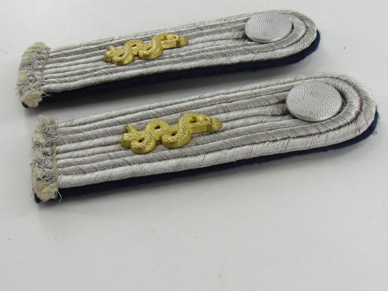 Luftwaffe  leutnant medical shoulder boards