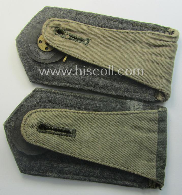 Pair of neatly 'cyphered'- (and pre-war-period!) WH (Kriegs- o. Reichsmarine) NCO-type shoulderstraps as constructed from HBT-material as intended for an: 'Oberfwbl. eines Küsten-Artillerie-Abtgs.'
