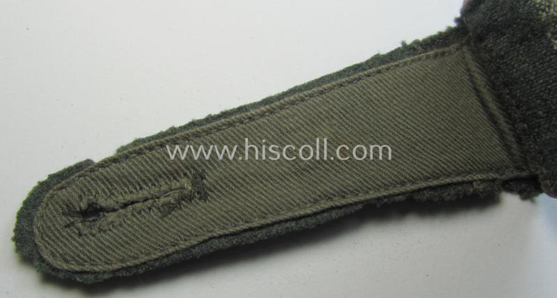 Single - but nevertheless scarcely seen! - WH (Heeres) EM-type shoulderstrap as was piped in the bright-pink branchcolour as was intended for a: 'Soldat' who served within a: 'Pz- o. Panzerjäger-Abt. o. Rgt.'