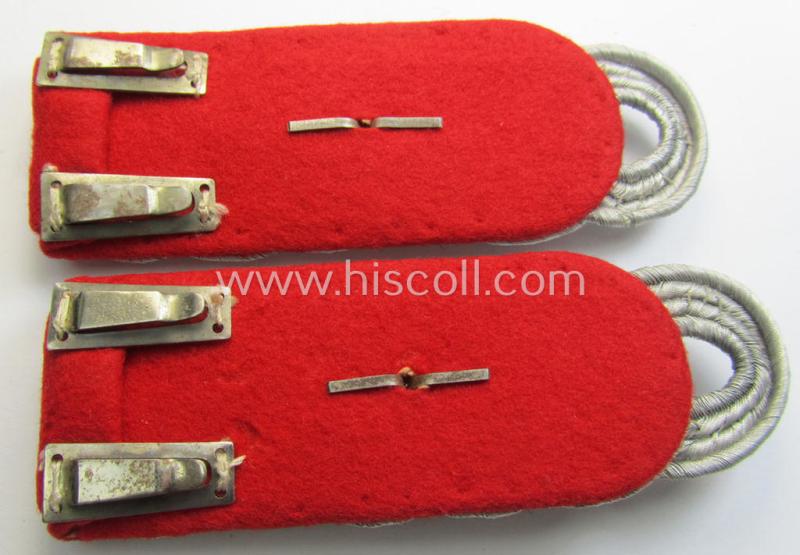 Neat - and/or fully matching! - WH (Heeres) officers'-type shoulderboard-pair as piped in the bright-red branchcolour as was specifically intended for usage by an: 'Oberstleutnant der Artillerie-Truppen' (showing an unusual attachment-set-up!)