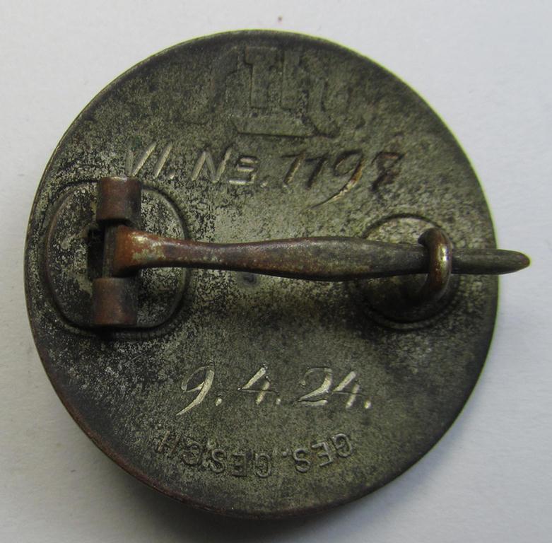 Attractive, enamelled lapel-pin: 'Der Stahlhelm' - Bund der Frontsoldaten (Sta) - Eintrittsabzeichen 1924' which is nicely engraved: 'VI. Ns. 1197' and dated: '9.4.24' and that comes in an overall nice (and/or fully undamaged-), condition