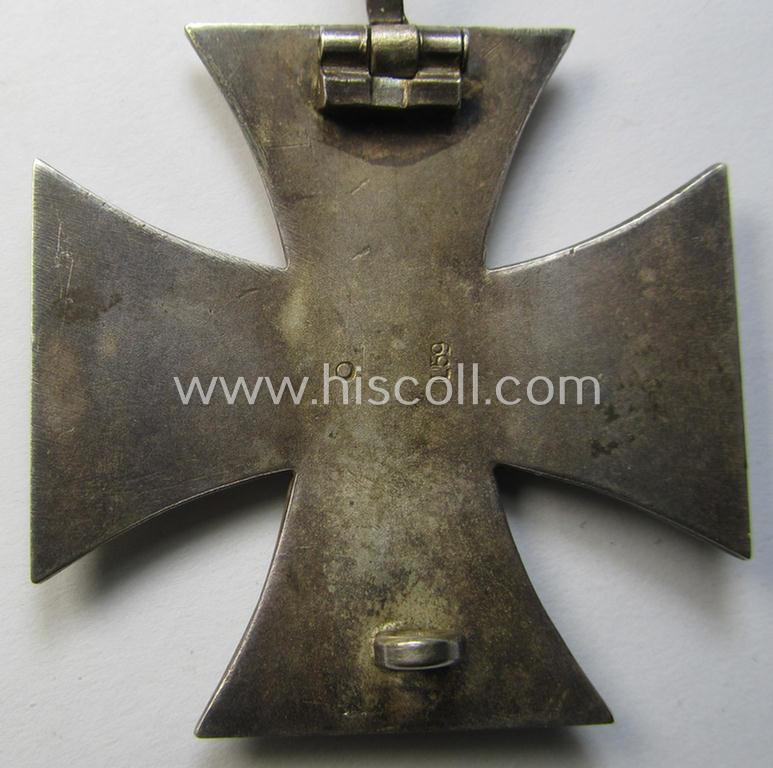 Attractive, 'Eisernes Kreuz 1. Kl.' (or: Iron Cross 1st class) being a (typical) maker- (ie. 'L/59'- and: 'o'-) marked example as was produced by the maker (ie. 'Hersteller'): 'A. Rettenmaier' and that comes in its original 'LDO-etui as is...