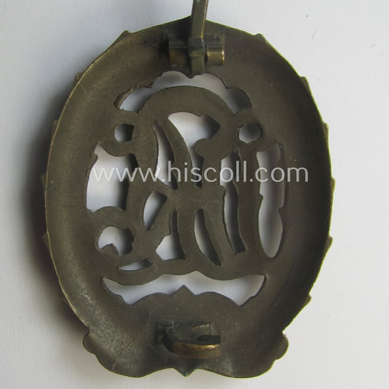 'Reichssportabzeichen DRL in Bronze' (being a neat example that is unusually void of a makers'- nor 'Ges.Gesch.'-designation)