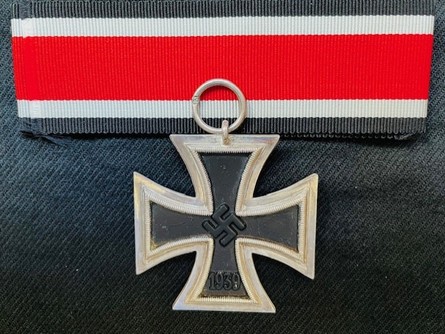 GERMAN WWII 1939 IRON CROSS 2nd CLASS WITH PACKET OF ISSUE RING STAMP 113, 	BY HERMANN AURICH DRESDEN