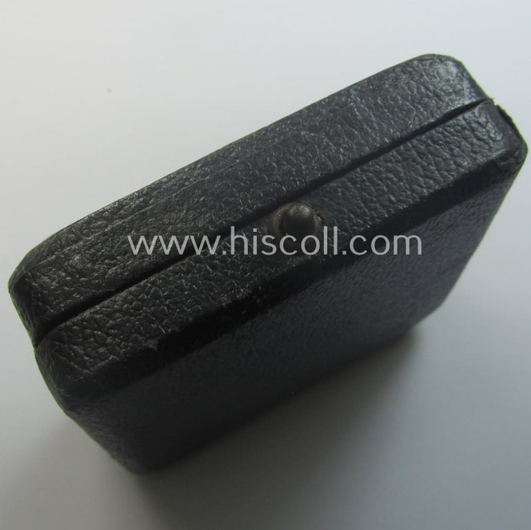 'Eisernes Kreuz 1. Kl.' (or: Iron Cross 1st class) being a (typical) maker- (ie. '100'-) marked example by the maker (ie. 'Hersteller'): 'R. Wächter u. Lange' and that comes in its original etui as issued