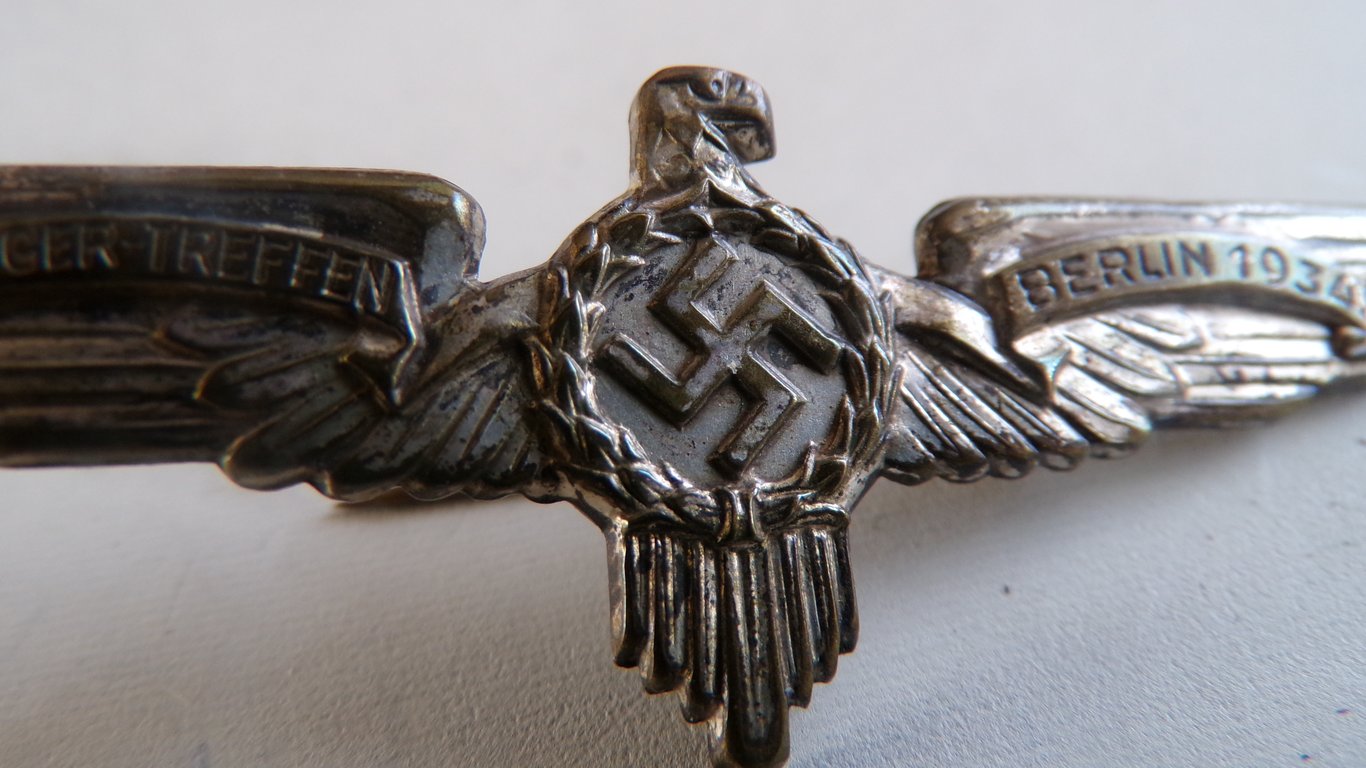 Rare 1934 Berlin Fliegertreffen Tinnie
