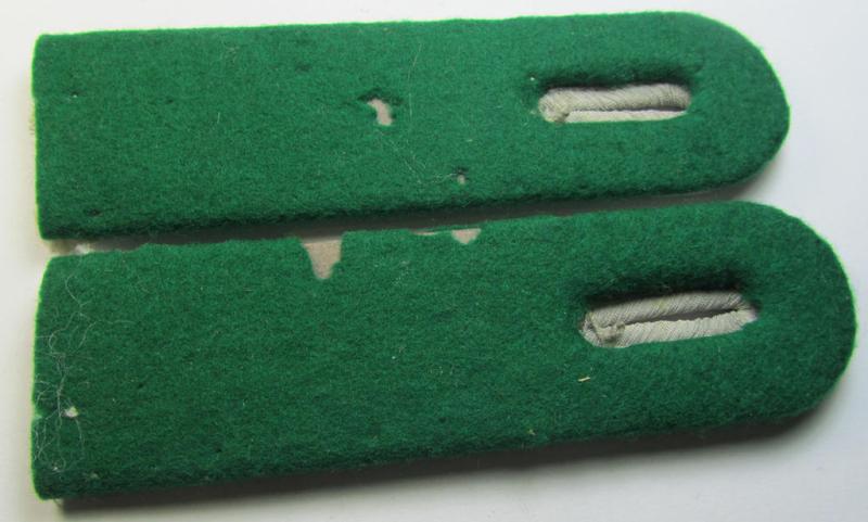 Attractive - and fully matching! - pair of WH (Heeres) officers'-type shoulderboards as piped in the darker-green- (ie. 'grüner'-) coloured branchcolour as was intended for a: 'Leutnant eines Jäger- o. Gebirgsjäger-Regiments'