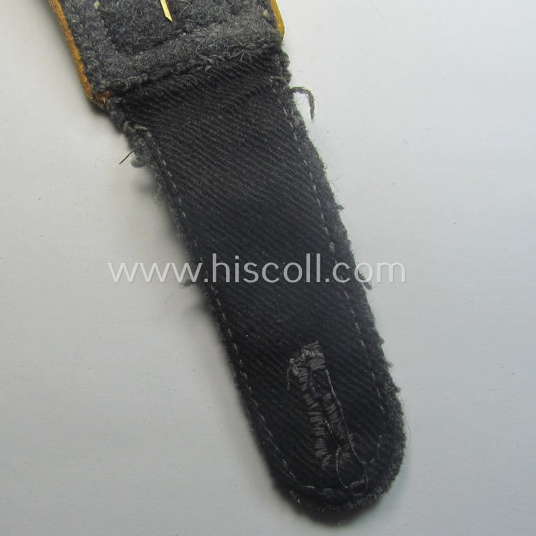Single, WH (Luftwaffe) NCO-type shoulderstrap as piped in the golden-yellow- (ie. 'goldgelbener'-) coloured branchcolour as was intended for an: 'Oberfeldwebel der Flieger o. Fallschirm-Trpn.'