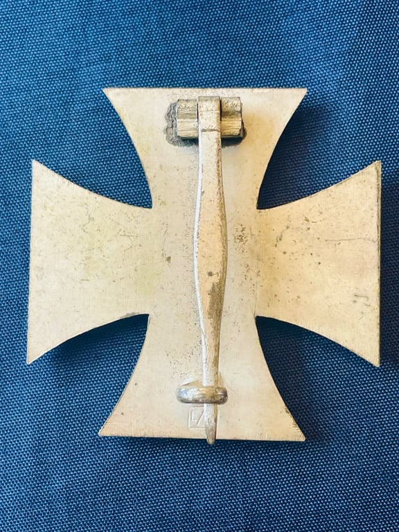 WW2 GERMAN CASED IRON CROSS 1st CLASS WITH MAKER STAMP AND MATCHING NAMED MAKER BOX OF ISSUE.