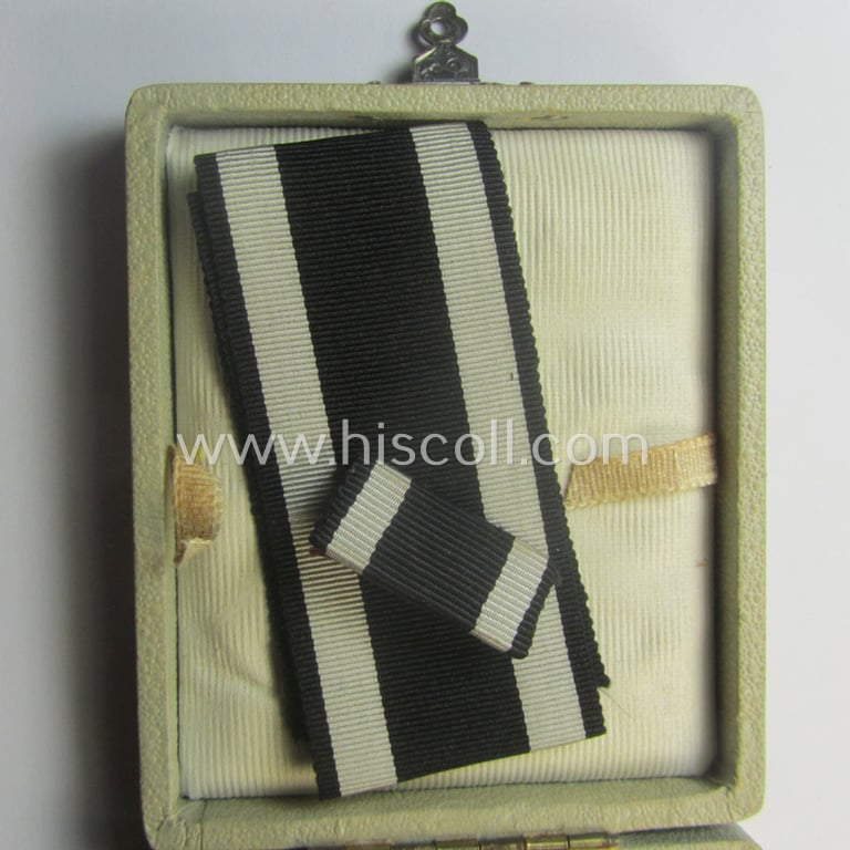 Superb - and quite unusual! - WWI-period: 'Eisernes Kreuz II. Kl.' (or: iron cross second class) being a maker- (ie. 'M'-) marked example that comes stored in its luxuriously-styled, greyish-coloured etui as issued and/or found