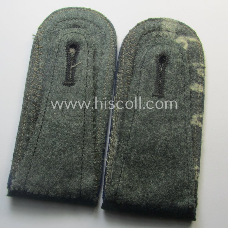 Pair of WH (Heeres) so-called: 'M40 o. M41'-pattern, NCO-type shoulderstraps: 'Unteroffizier einer Sanitäts-Abtlgs.'