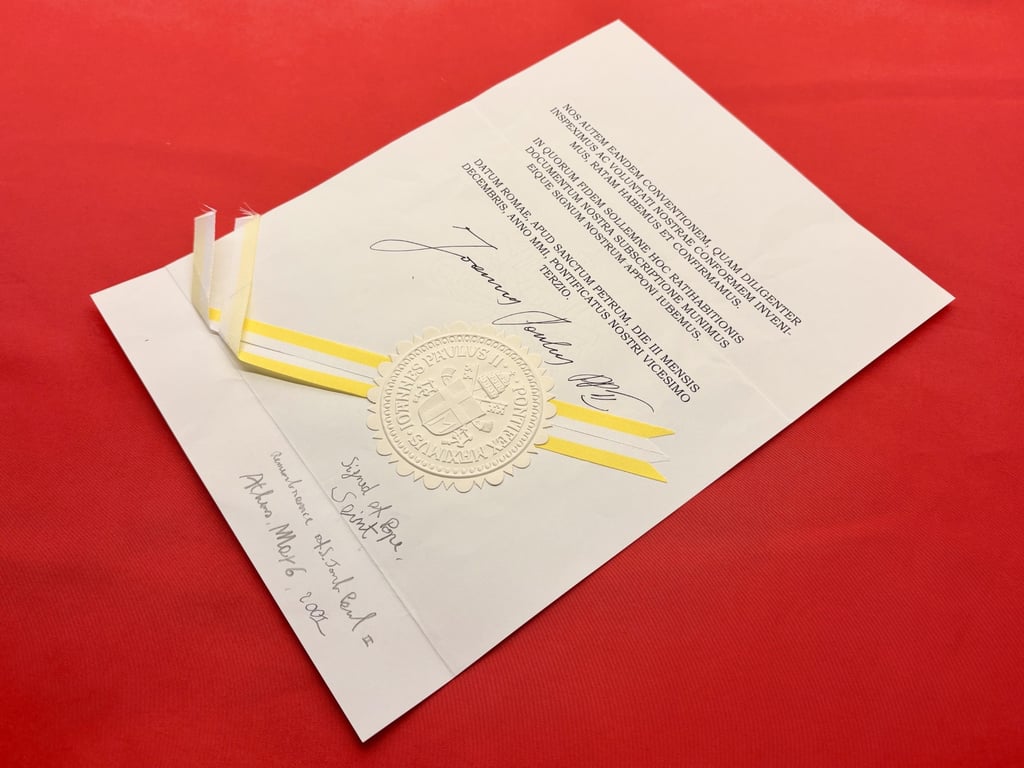 MAGNIFICENT AUTHENTIC SAINT POPE JOHN PAUL II HAND SIGNED VATICAN DOCUMENT.