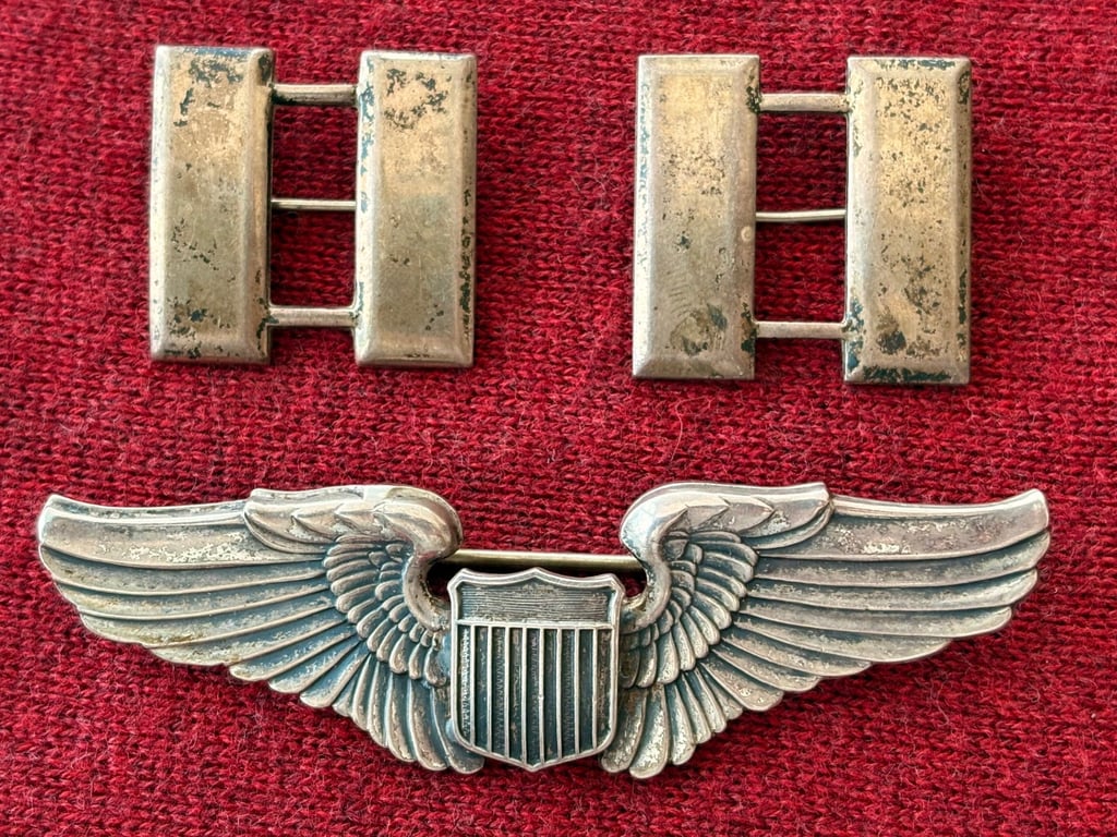 AUTHENTIC USAAF SILVER PILOTS WINGS AND CAPTAIN RANK BARS IN WARTIME BOOTS TIN.