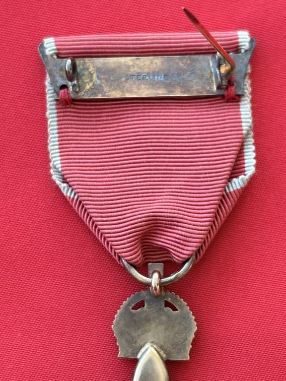 FINE STERLING SILVER 1960s CASED FULL SIZE OBE MEDAL WITH CASE OF ISSUE