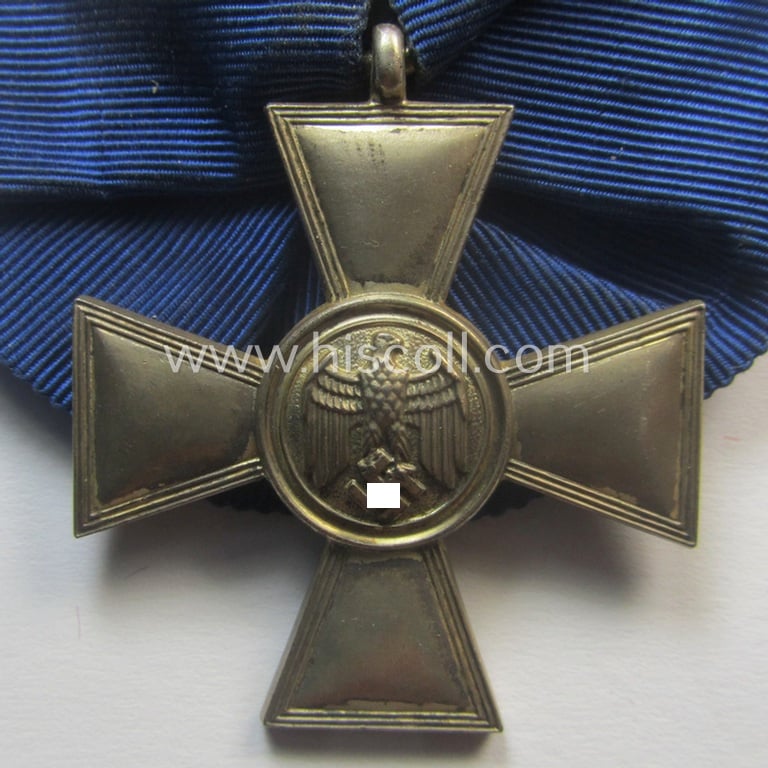 Silver-toned, WH (Heeres o. KM) so-called: 'Einzelspange' showing a: 'WH-Dienstauszeichnung 2. Stufe' (as was intended for 18 years of loyal-service) and that shows a detailed, Heeres o. KM-type-eagle-device, period-attached