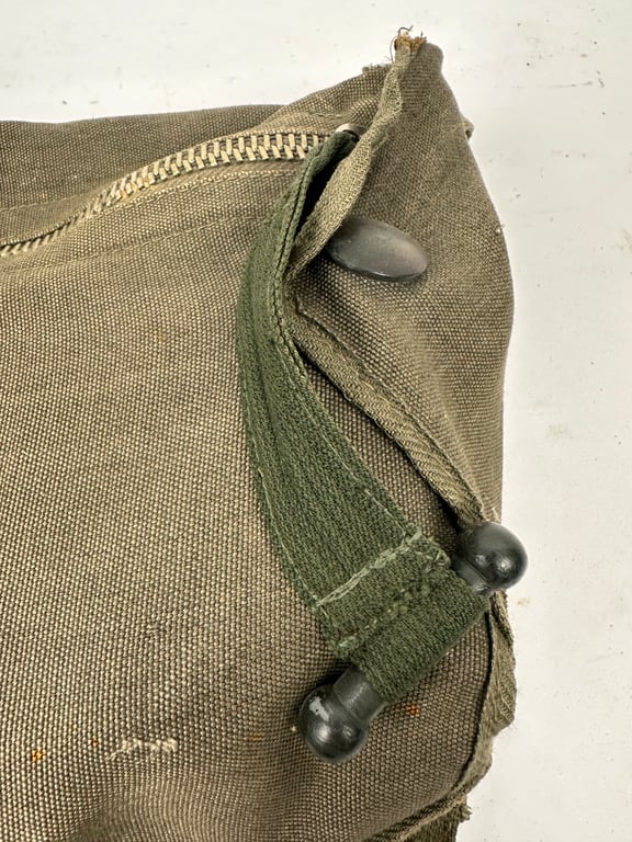 Rare Fallshirmjager gasmask/bag "ebd"