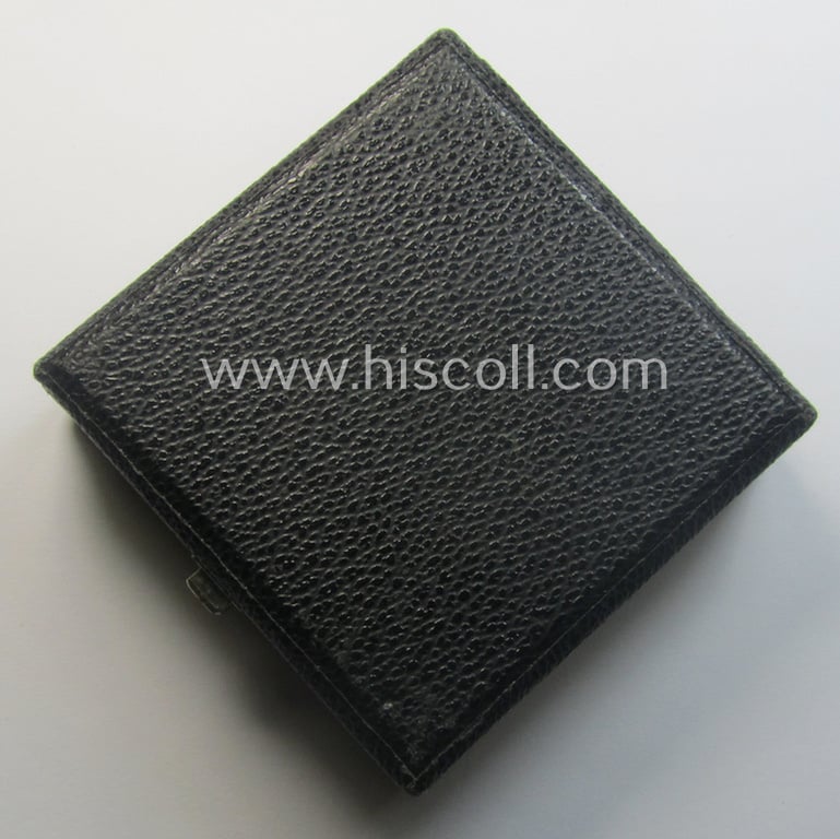 'Wiederholungsspange zum EK I. Klasse' (or: bar to the WWI IC first-class) by the maker (ie. 'Hersteller'): 'B.H. Mayer's Kunstprägeanstalt' and that comes stored in its accompanying etui