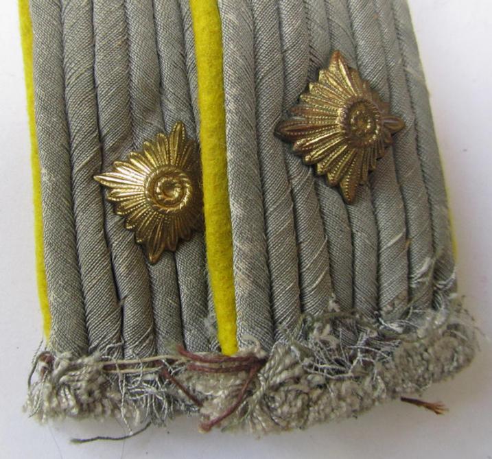 Unusual insignia-grouping, comprising of a matching pair of WH (Heeres) officers'-type shoulderboards as used by an: 'Oberleutnant eines Nachrichten-Rgts.' that comes with its accompanying ID-disc (bearing the stamped unit-designation: '3.N.A.3'...