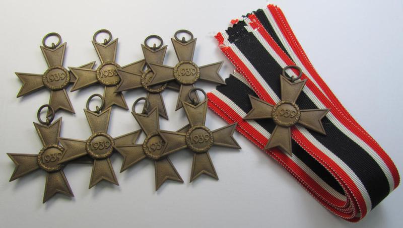Superb, medal-set: 'Kriegsverdienstkreuz 2. Klasse ohne Schwertern', being a clearly maker- (ie. '1'-) marked specimen by the: 'Deschler u. Sohn' company that comes in a 'virtually mint- ie. unissued', condition