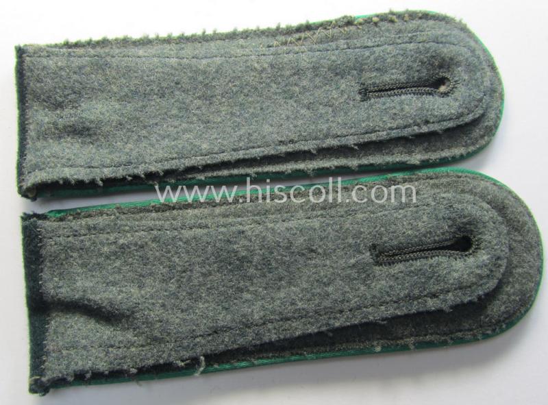 Superb - fully matching and truly very scarcely seen! - pair of WH (Heeres) EM-type (ie. 'M36- o. M40'-pattern) shoulderstraps as was intended for usage by a: 'Soldat eines Gebirgsjäger- o. Jäger-Regiments'