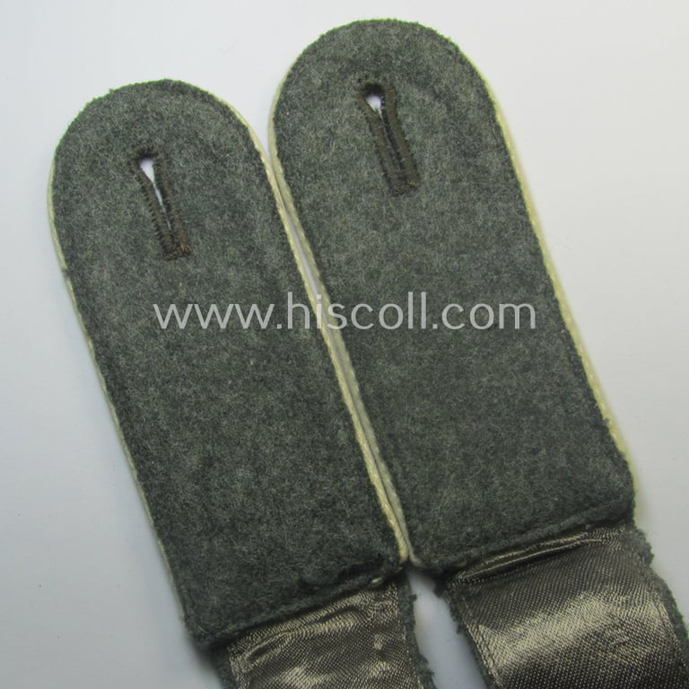 Pair of WH (Heeres), early- (ie. mid-) war-period- (ie. 'M41- o. M43'-) pattern EM-type shoulderstraps as piped in the white-coloured branchcolour as was intended for a: 'Soldat eines Infanterie-Rgts.'