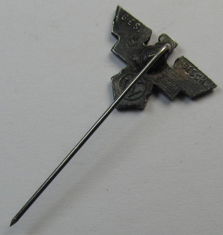 'RDB' (or: 'Reichsbund der deutchen Beamten') civil-attire badge (ie. 'Zivilabzeichen') being of the 2nd pattern that is bearing a makers'-mark (ie. logo) (that reads: 'KW') and/or patent-pending- (ie. 'Ges.Gesch.'-) designation on its bac...