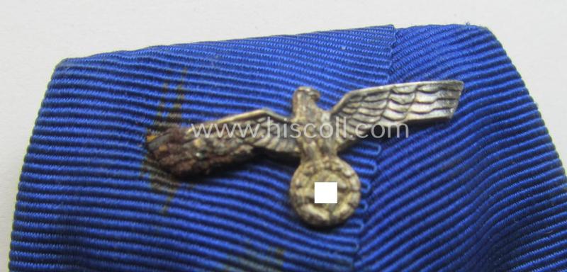 Neat - and truly used! - silver-toned WH (Heeres o. KM) so-called: 'Einzelspange' showing a: 'WH-Dienstauszeichnung 4. Stufe' (as was intended for 4 years of loyal-service) and that shows a detailed (albeit stained), eagle-device, period-attached