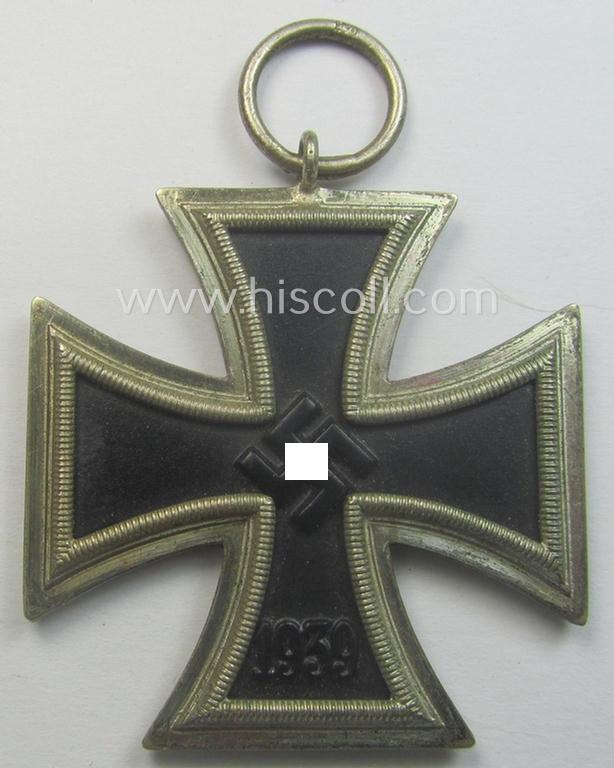 'Eisernes Kreuz II. Klasse' being a maker- (ie. '40'-) marked example that comes together with its non-confectioned ribbon (ie. 'Bandabschnitt') by the maker (ie. 'Hersteller'): 'Berg & Nolte'