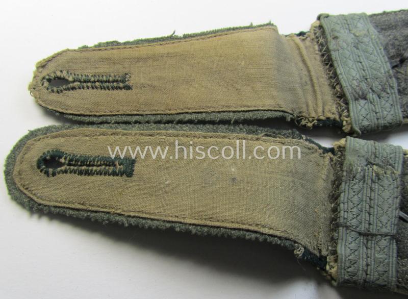Superb - and fully matching! - pair of WH (Heeres) NCO-type (ie. 'M36-/M40'-pattern) shoulderstraps as piped in the white- (ie. 'weisser'-) coloured branchcolour as was intended for usage by an: 'Oberfeldwebel u. Offz.-Anwärter der Infanterie'