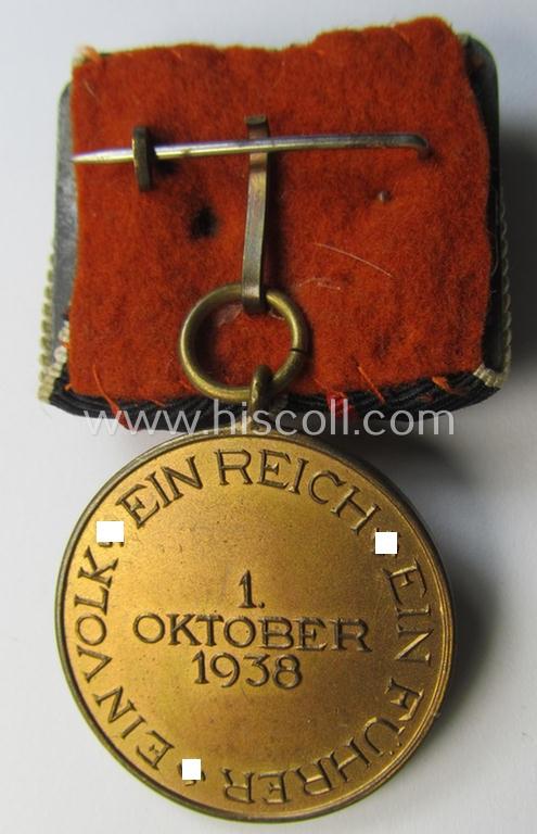 Attractive, 'variant'-pattern, bright golden-toned WH (Heeres o. KM etc.) so-called: 'Einzelspange' (being of the desirable 'detachable'-pattern) showing a WH Czech 'Anschluss'- (ie. occupation-) medal: '1 October 1938'